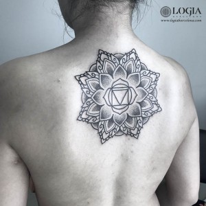 tatuaje-espalda-mandala-flor-Logia-Barcelona-Dasly3   